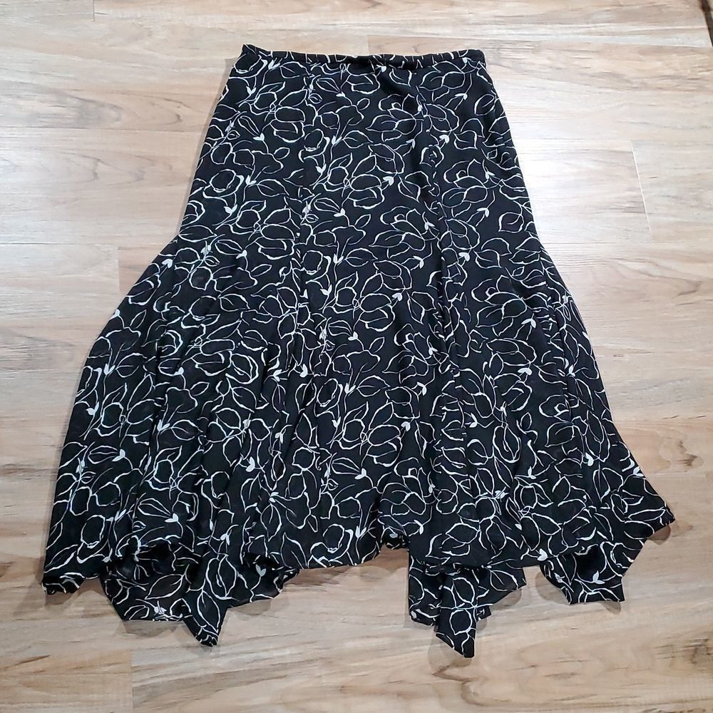 🔺️Chaps Black & White Print Flowy Asymmetric Skirt Size 10